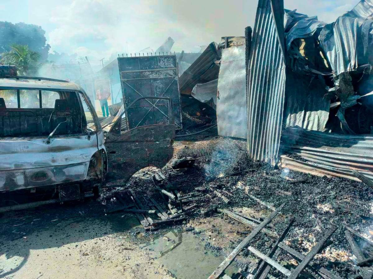 Incendio destruye fábrica de camas en colonia sampedrana