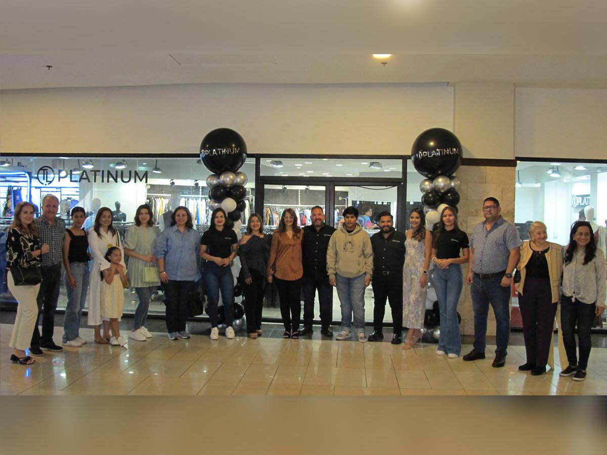 Clientes, amigos e invitados especiales que acompañaron a la familia Luque en la inauguración de la tienda Platinum en Mall Galerías.