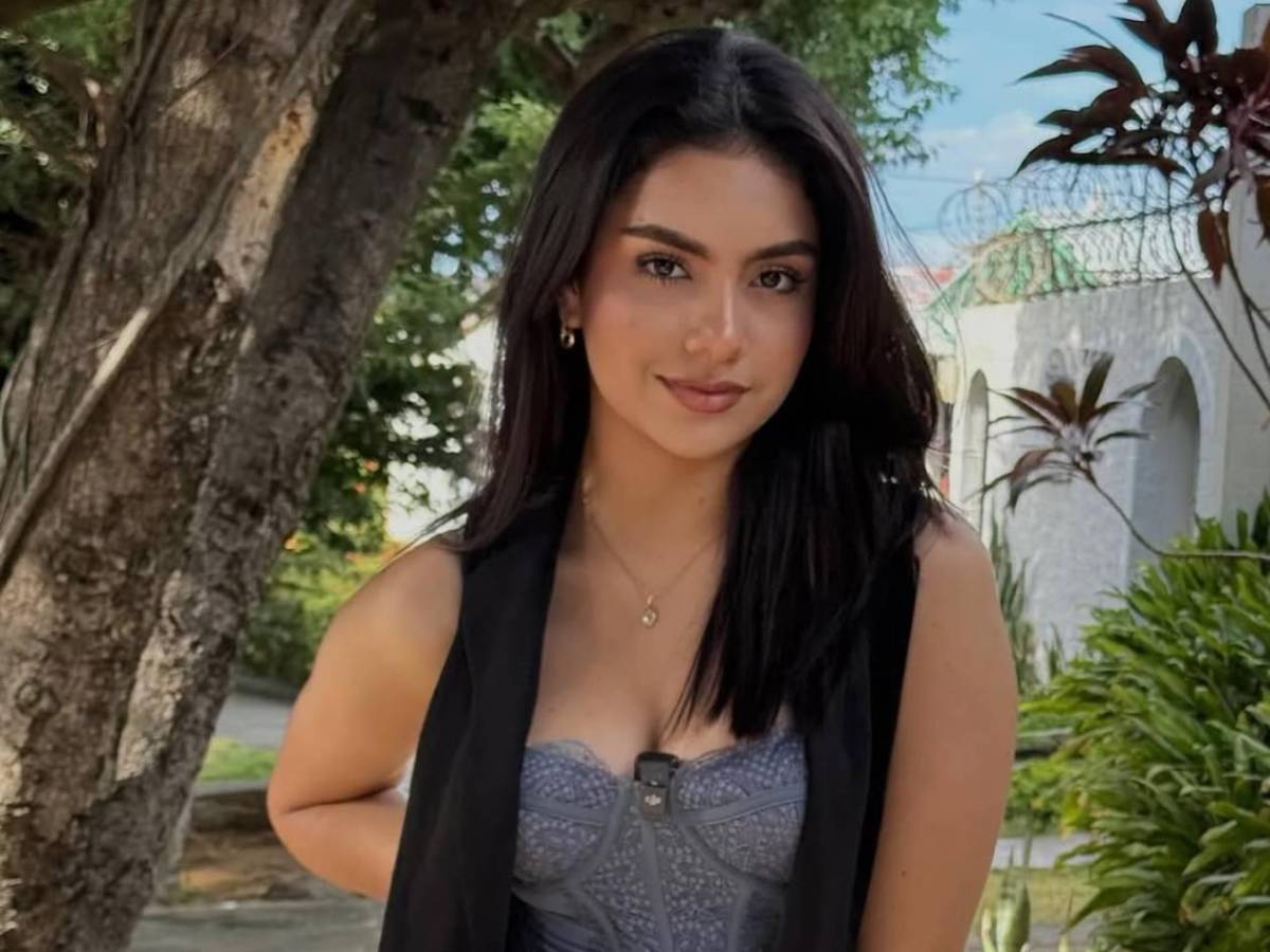 Reina llega San Pedro Sula por partido y las miradas se van sobre ella