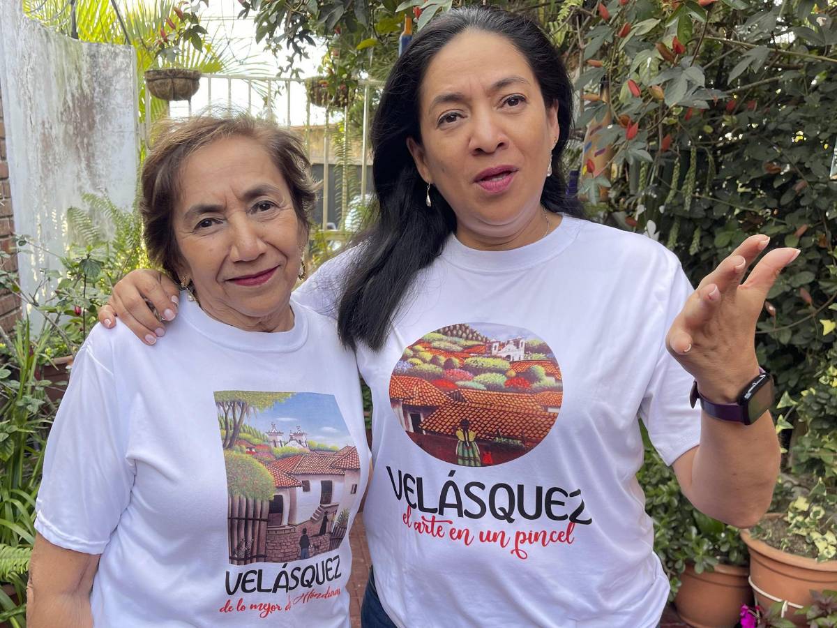 Elia Ruth Velásquez (i), hija del pintor primitivista hondureño José Antonio Velásquez, y su nieta Ileana Morales (d).