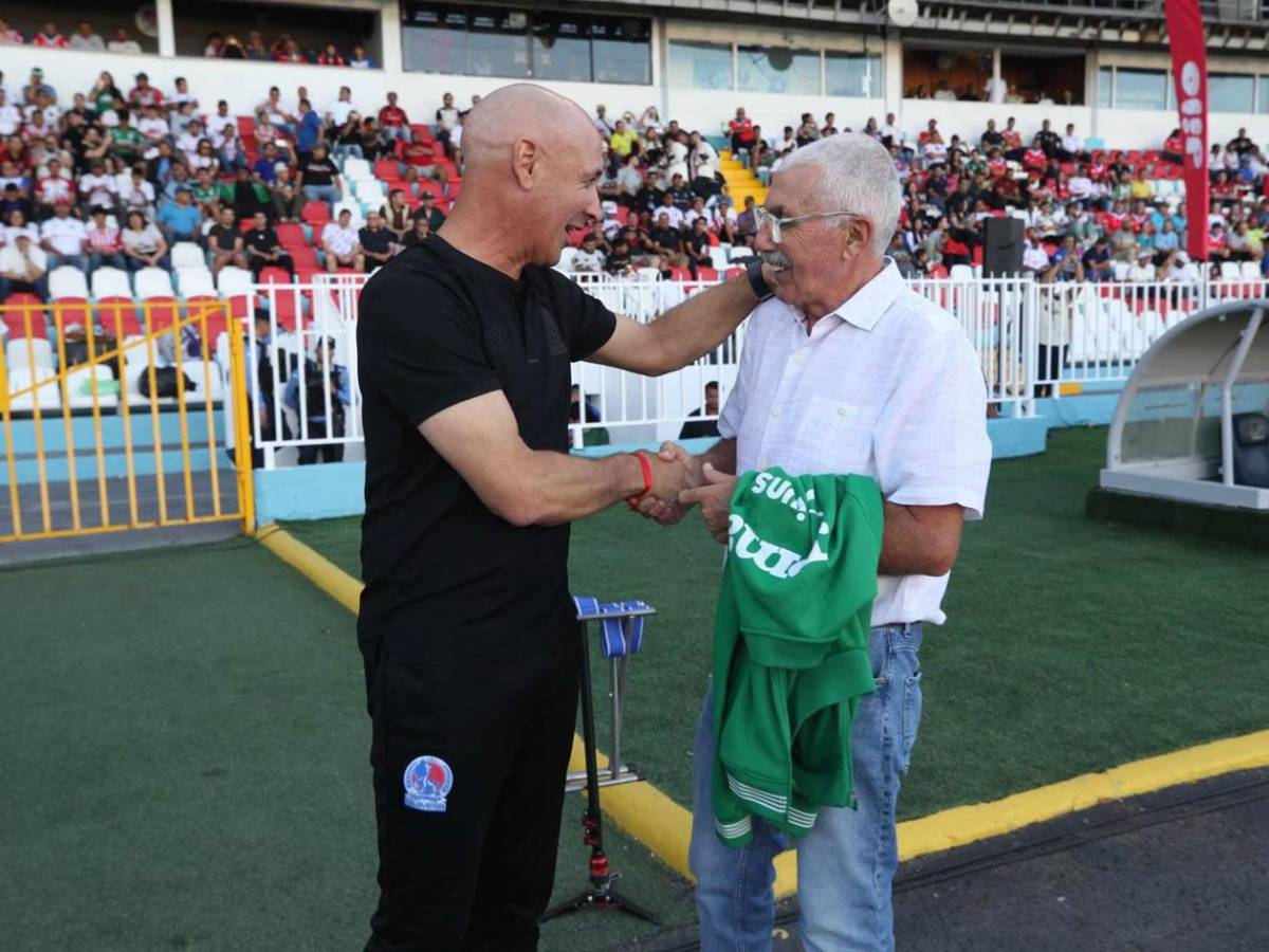 Tremenda pelea de jugadores, tristeza de Keosseián y percance con hincha