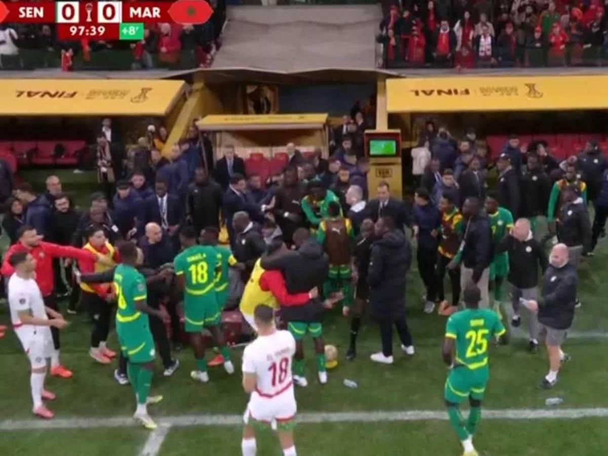 Escándalo Copa África: Senegal se va del campo vs Marruecos, vuelve y es campeón