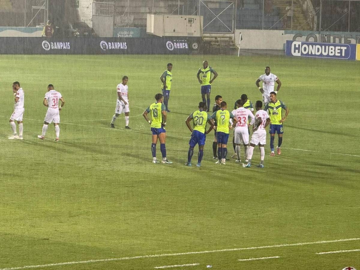 Bellas chicas cautivan, show del DT de Motagua y la fuerte lluvia en el Olimpia - Olancho