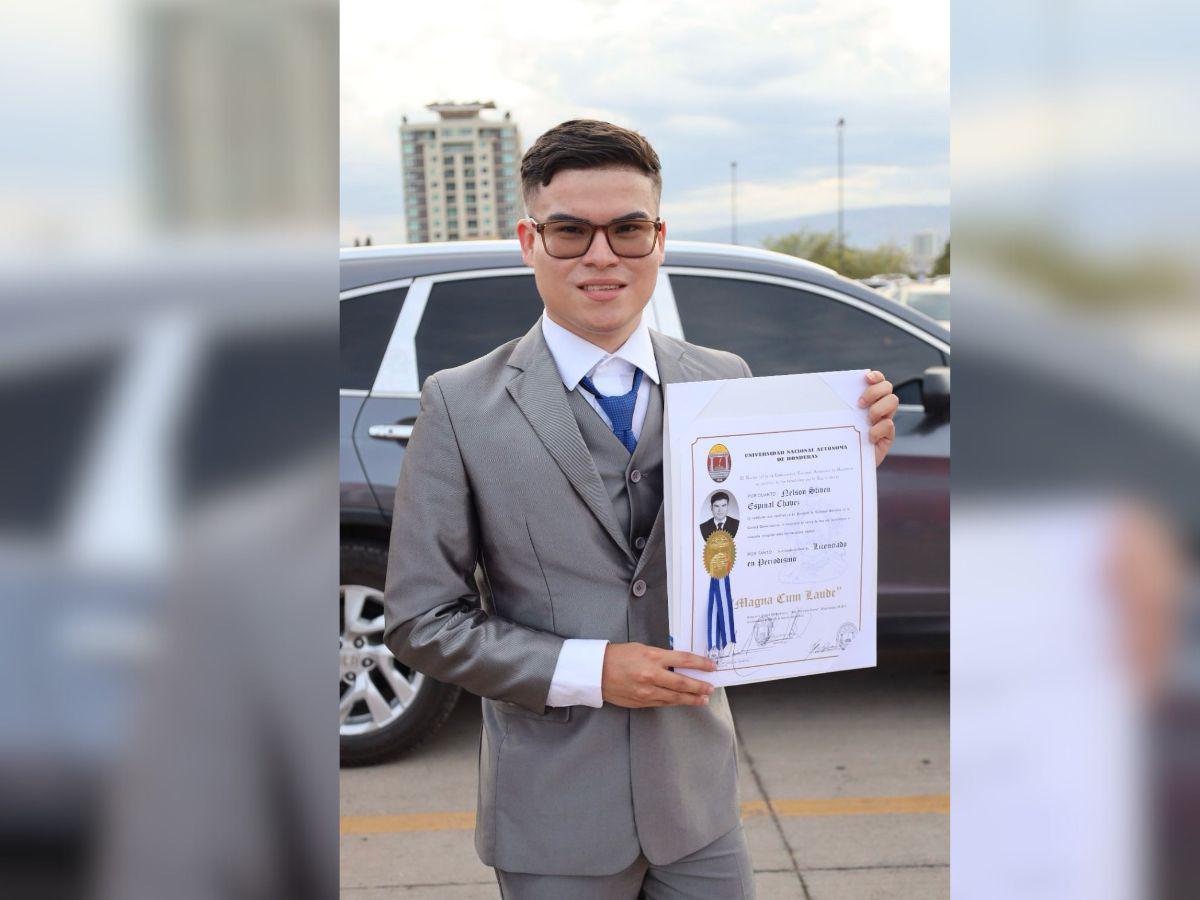 Jovencito se gradúa con honores de la UNAH gracias a Free Fire