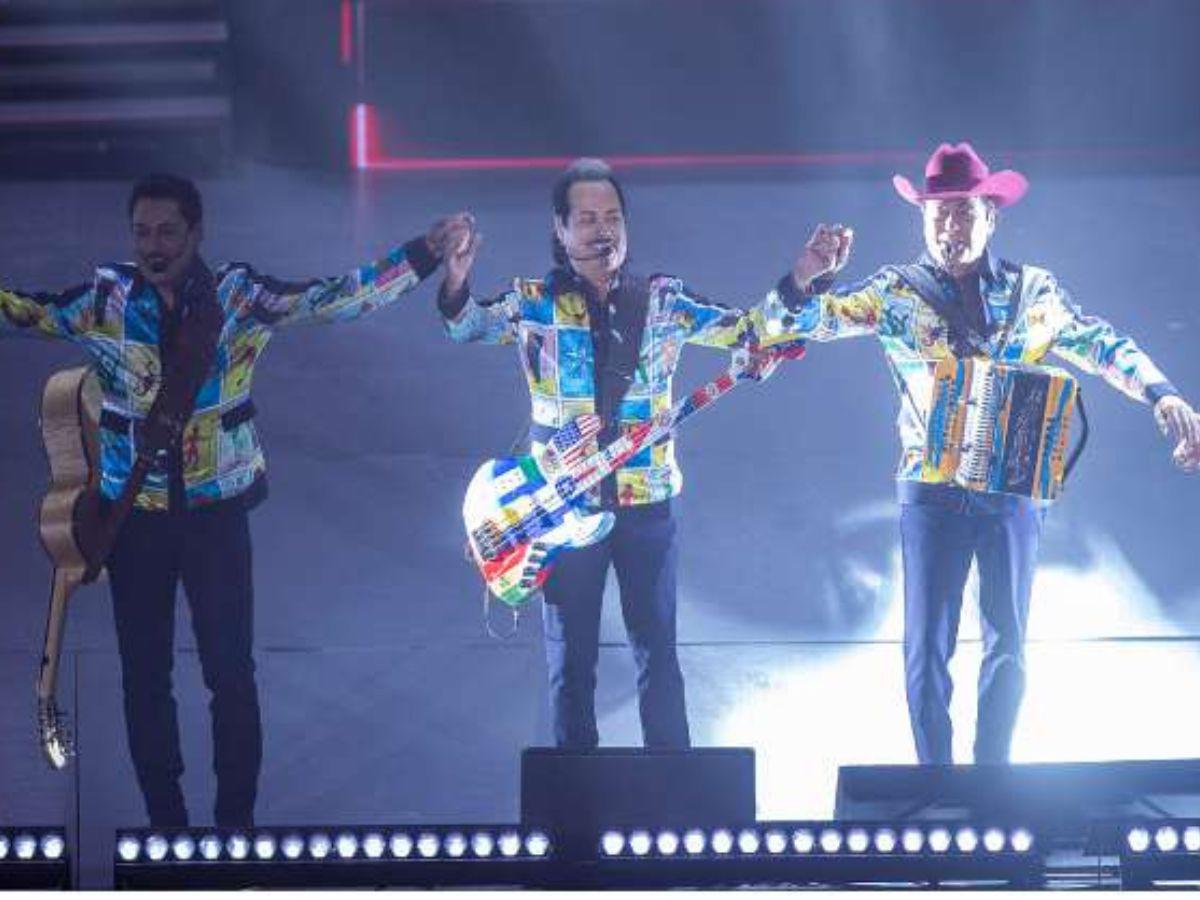 Vocalista de Los Tigres del Norte sufre peligrosa caída en pleno concierto