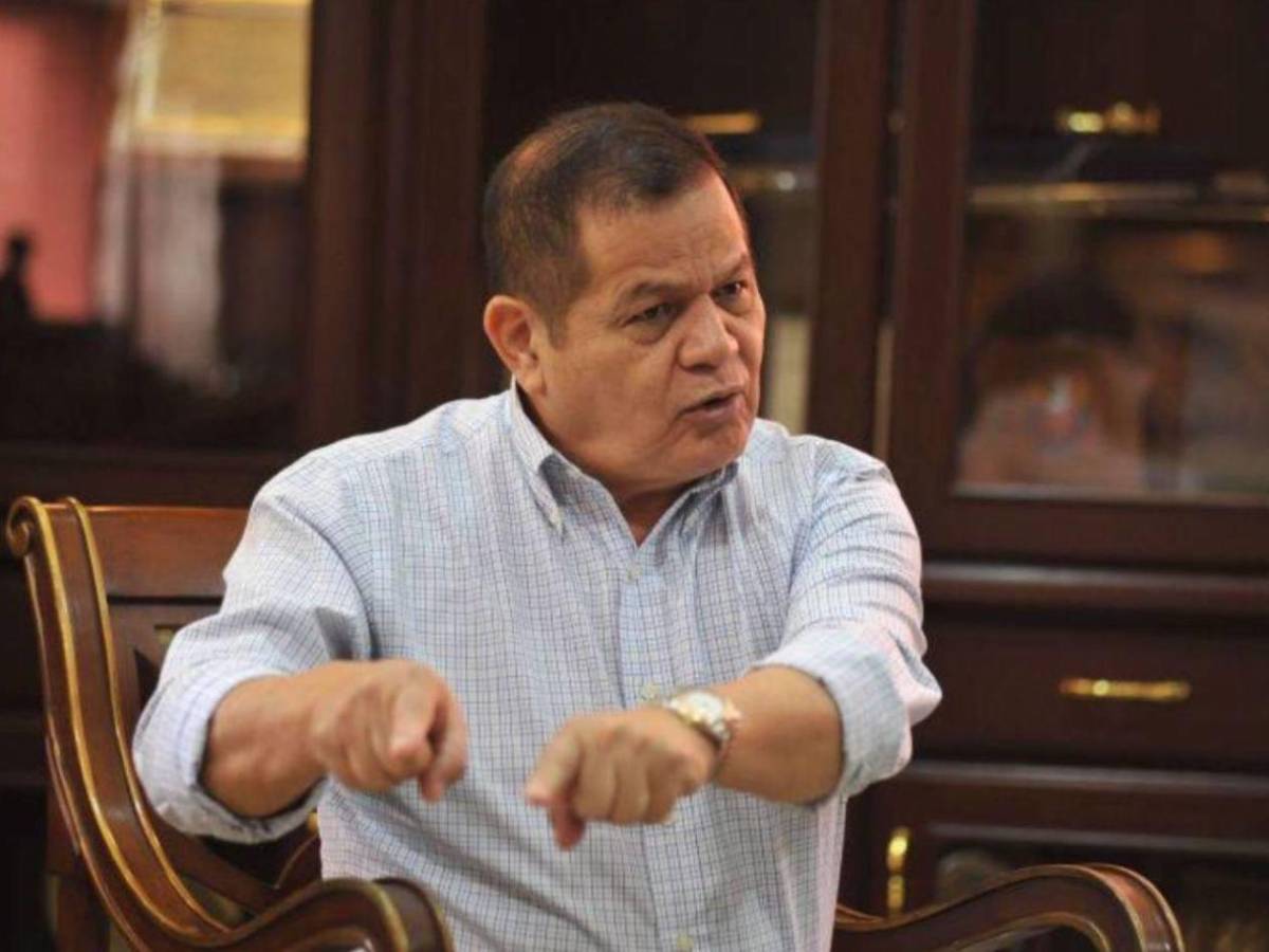 Fotos inéditas de Romeo Vásquez recibiendo dinero de narcos, según el MP