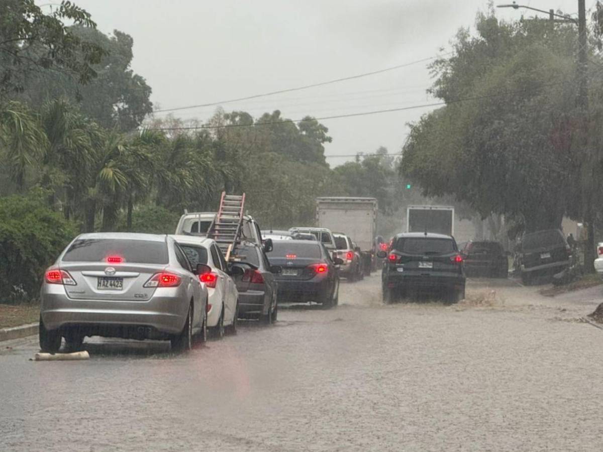 Carros varados y colonias anegadas; lluvias colapsan calles de SPS