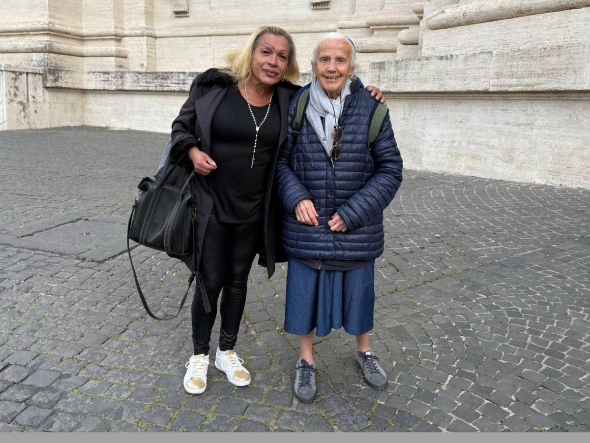 ¿Quién es la mujer trans que llegó a despedirse al féretro del papa Francisco?