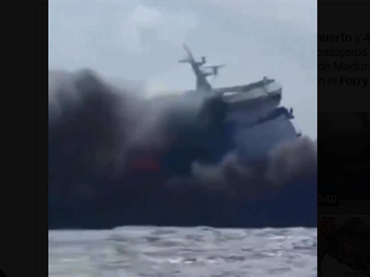 Terror en Indonesia: Pasajeros se lanzan al mar tras incendio en ferry; 5 muertos y varios desaparecidos
