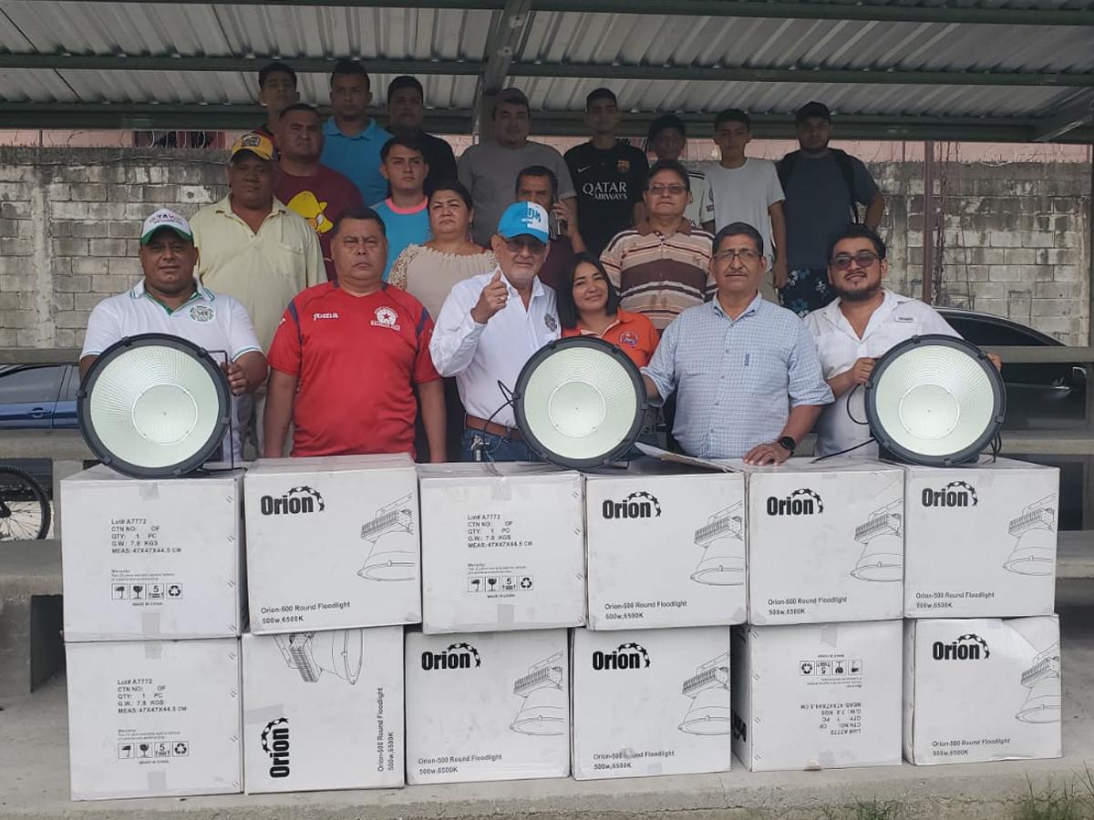 Entrega de luces led y posteadura en cancha de fútbol del barrio Suyapa en Quebrada Seca, Sector Norte.