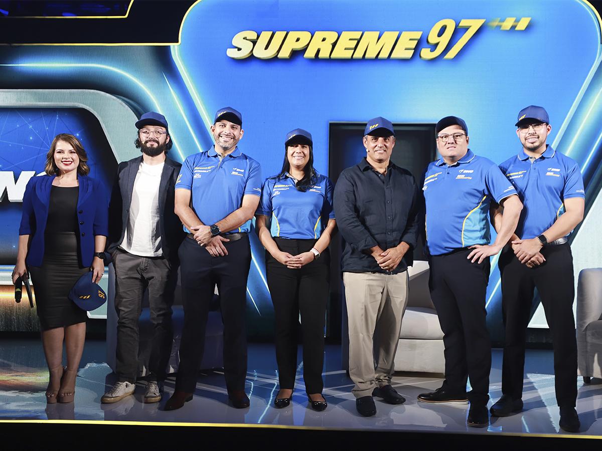 Ejecutivos de UNO junto al piloto profesional Juan Pablo Montoya, presentes en el lanzamiento de la nueva gasolina Supreme 97 de Dynamax+.