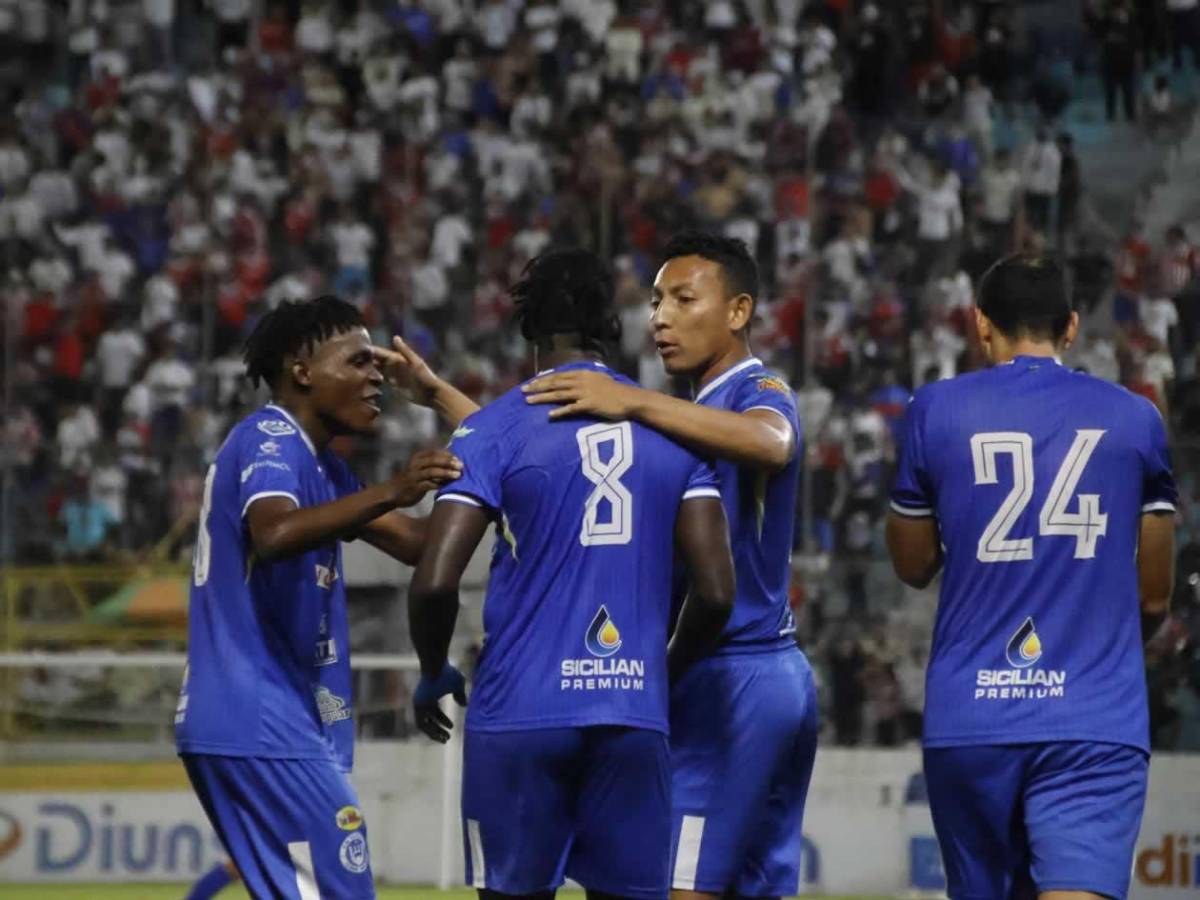 Caras largas en Olimpia, enfado de la afición con Espinel y festejo de Victoria