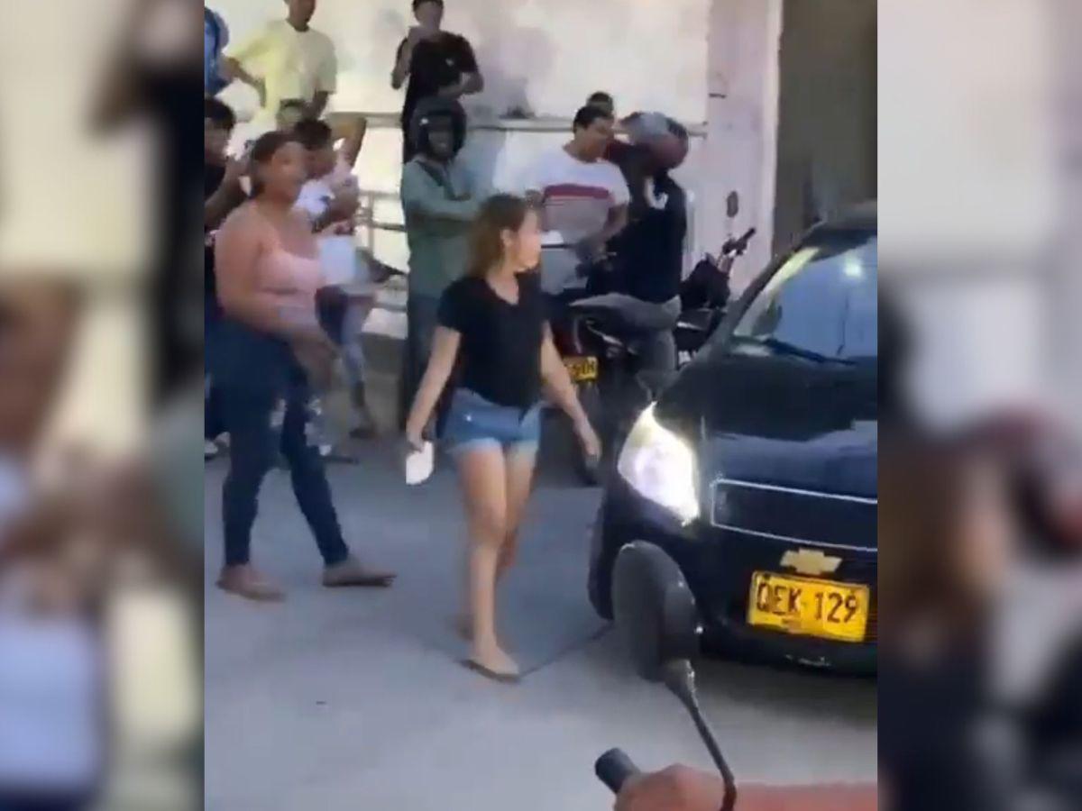 Jovencita destruye el carro de su papá tras verlo con otra mujer que no era su madre