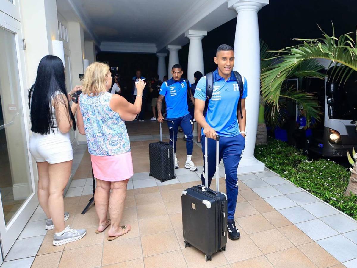 Selección de Honduras llegó a Curazao y aficionada estadounidense sorprendió a Luis Palma