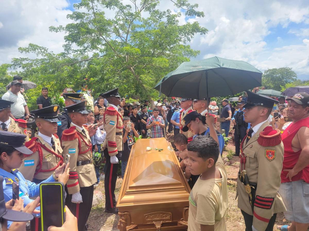 Emotiva despedida al policía Kenny Curry Ávila tras su trágica muerte