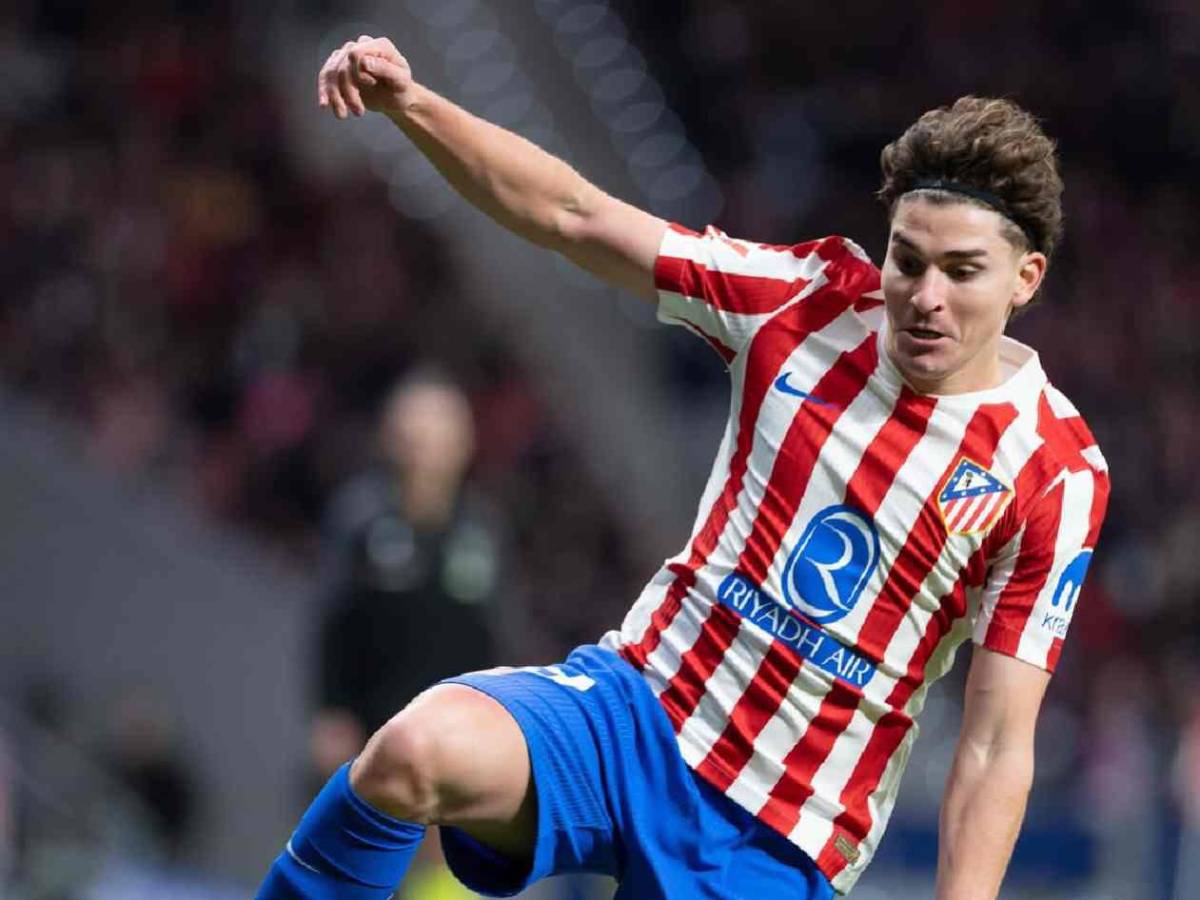 Barcelona quiere agitar el mercado: increíble oferta a Julián y revelan su postura