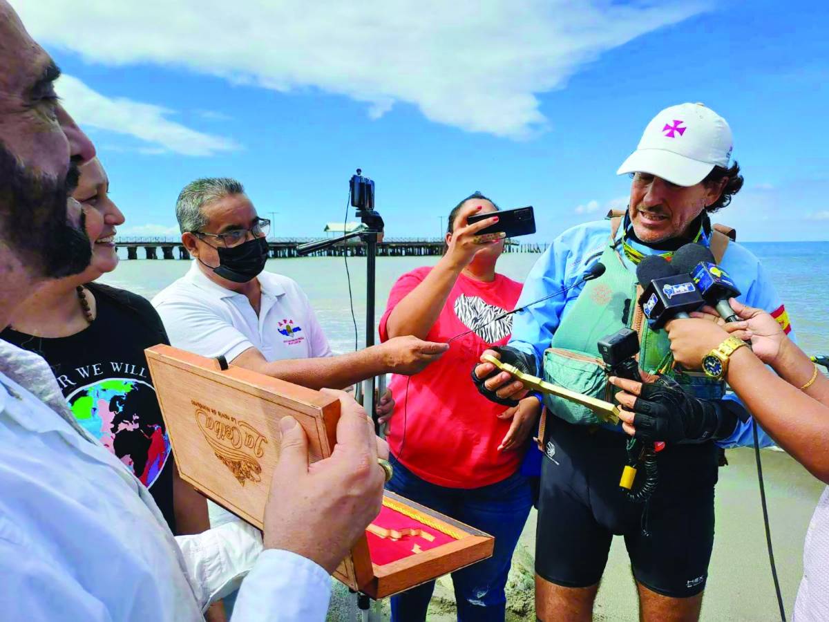 El español Álvaro Marichal llega a La Ceiba en lancha
