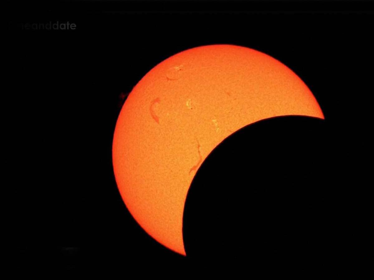 Eclipse total de Sol sorprende a millones con dos minutos de oscuridad