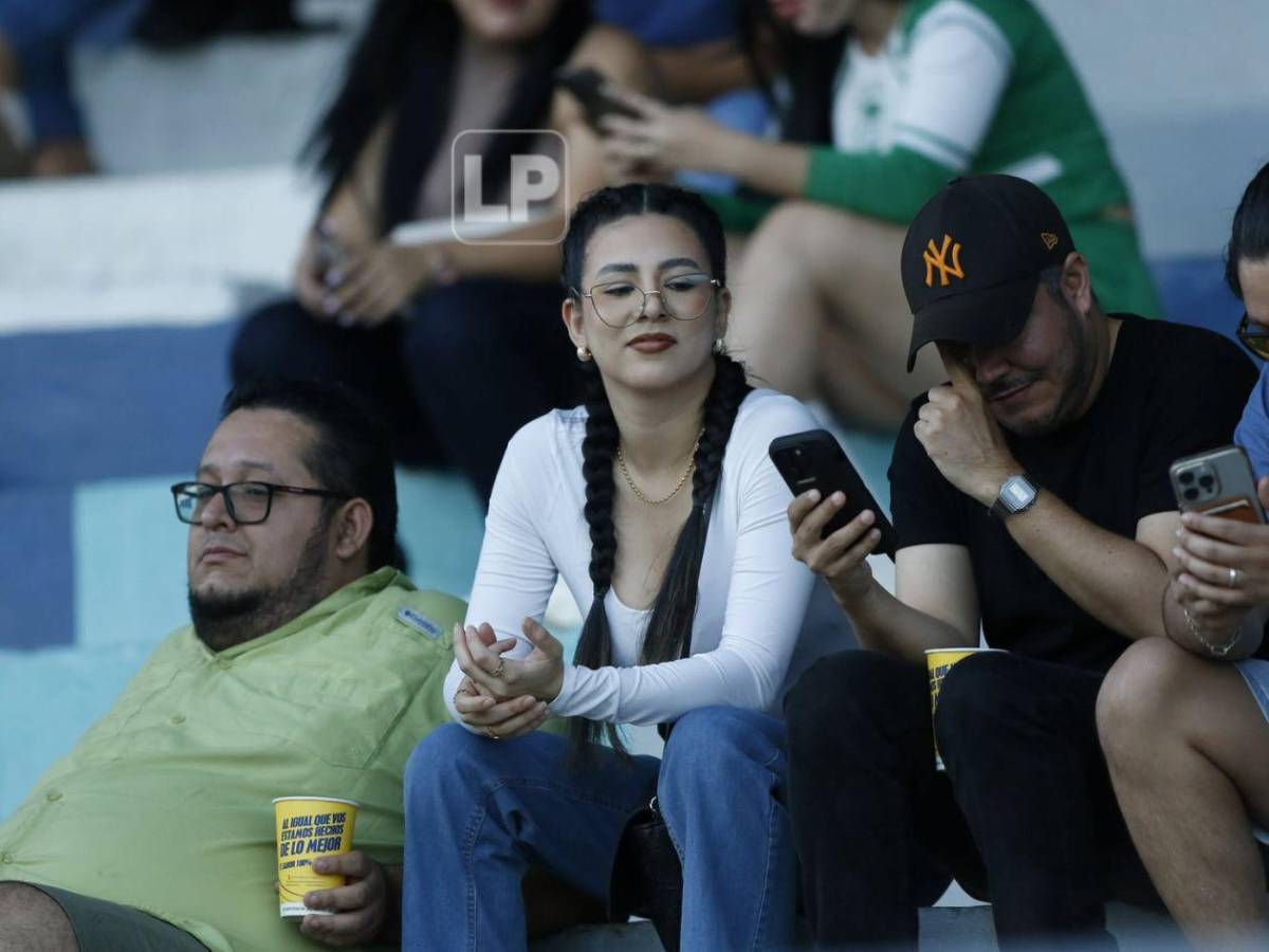 Aficionado disfrazado de jeque, bellas chicas y ambientazo en el Francisco Morazán