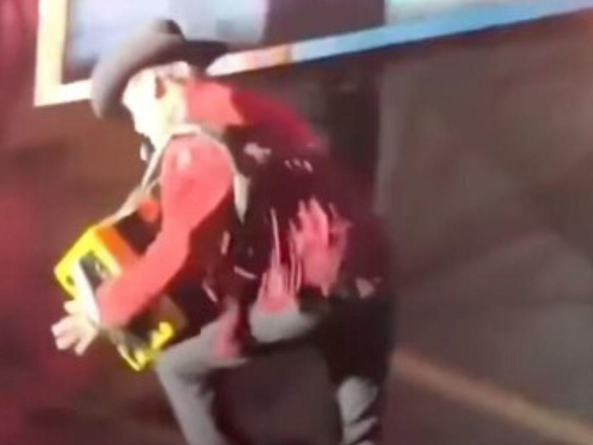 Vocalista de Los Tigres del Norte sufre peligrosa caída en pleno concierto