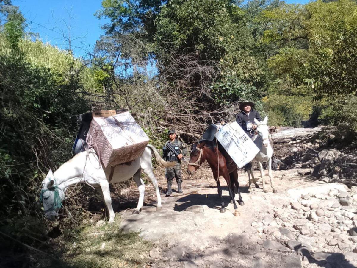 Fotos curiosas de cómo trasladan las maletas electorales a los rincones de Honduras