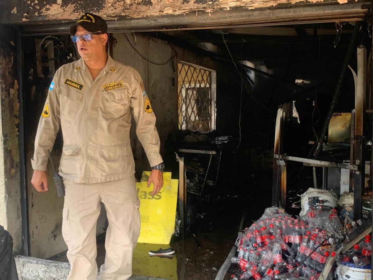 En ruinas: incendio consume popular local de baleadas en SPS