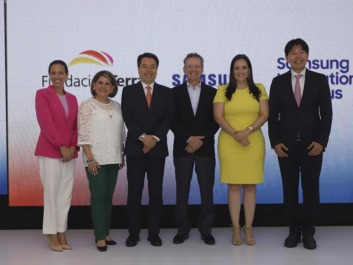Ejecutivos de Fundación Terra y Samsung mostraron su entusiasmo en el evento.