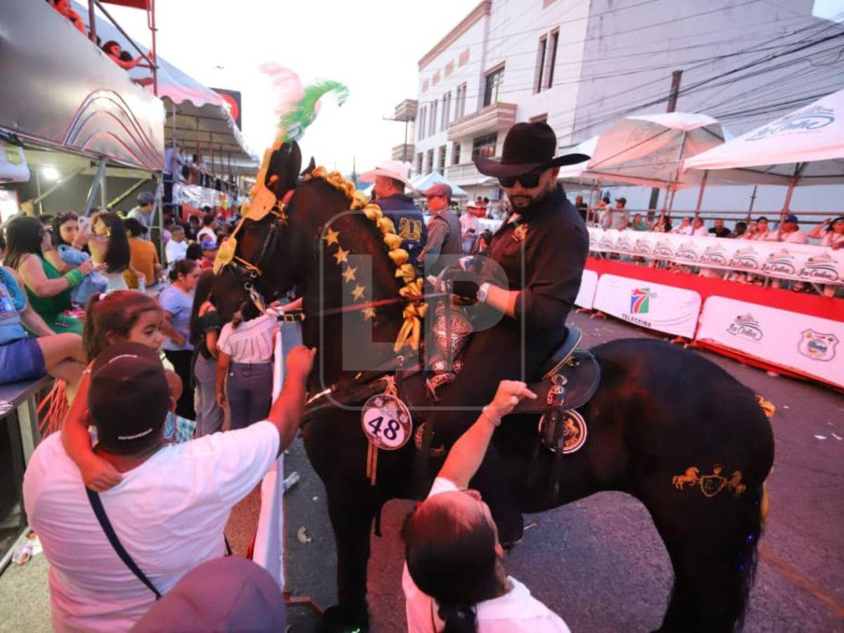 La Novia de Honduras brilló con el tradicional desfile hípico de la Feria Isidra