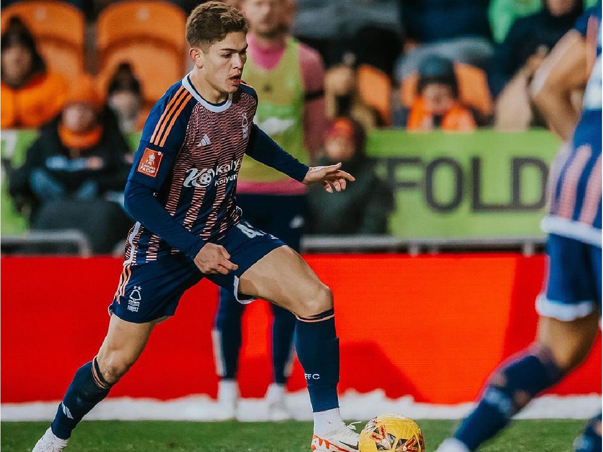 Joyita de Costa Rica debuta en la Premier League y rompe récord