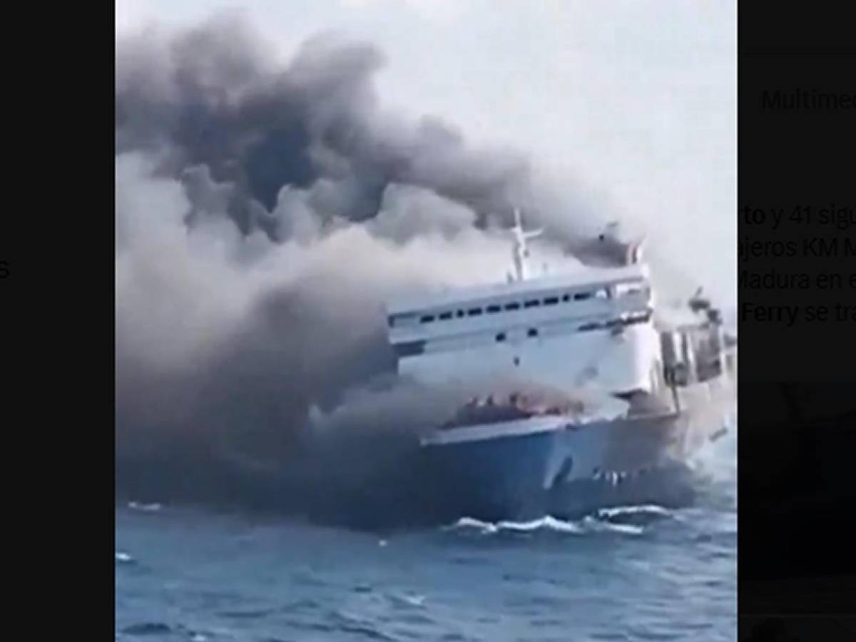 Terror en Indonesia: Pasajeros se lanzan al mar tras incendio en ferry; 5 muertos y varios desaparecidos