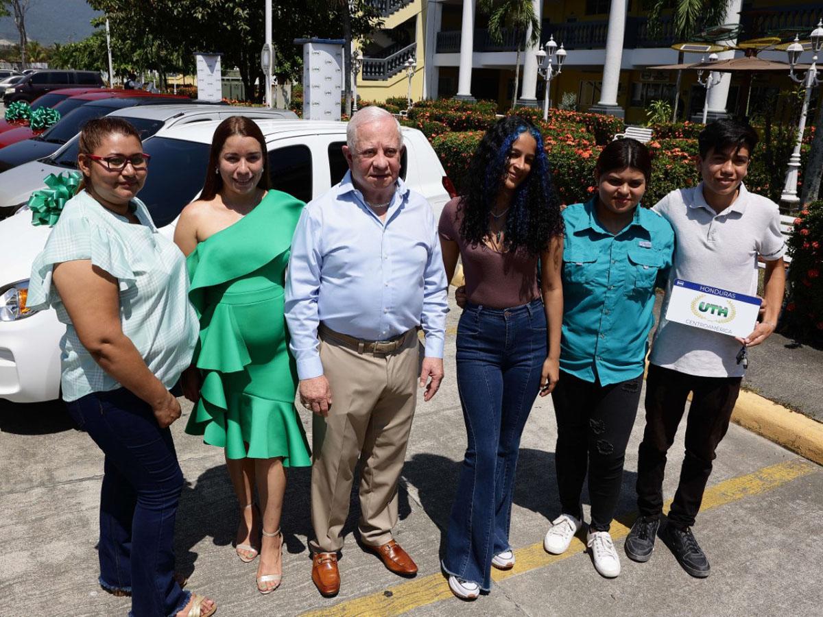 UTH entrega oficialmente cinco vehículos a estudiantes ganadores