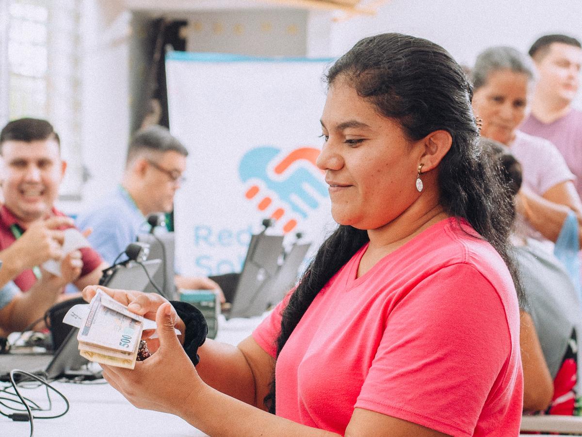 En el primer trimestre de 2023, se han entregado en 5 departamentos del país un capital semilla de 4,020 lempiras a las jefas de hogar para emprender y generar un ingreso auto sostenible.