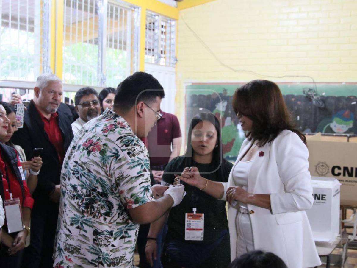 Rixi Moncada, la primera candidata a la presidencia en acudir a las urnas