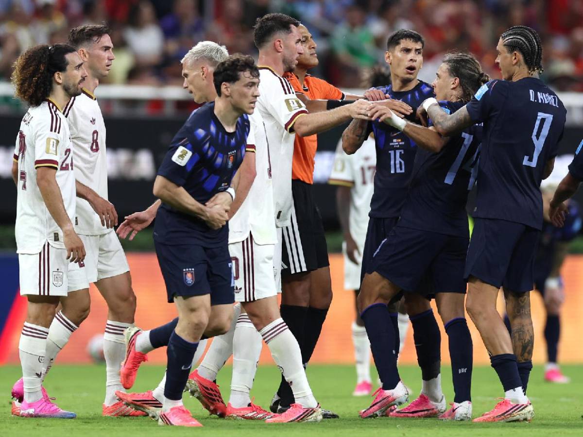 Enfado de Valverde, encaran al árbitro y señalan culpable tras eliminación de Uruguay