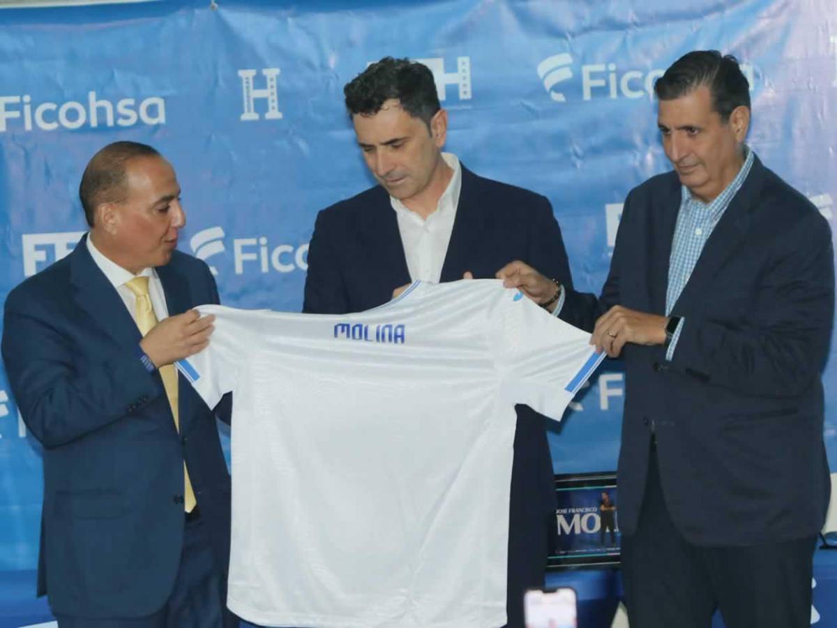 Francisco Molina y el incómodo momento en presentación con Honduras: ¿quién lo acompaña?
