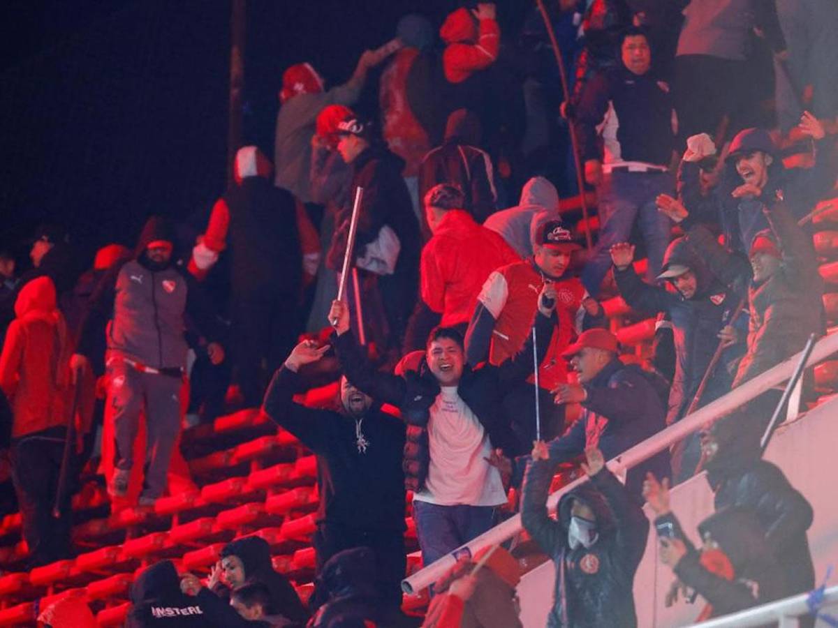 Imágenes sensibles: pelea de barras de Independiente y U de Chile deja heridos de gravedad