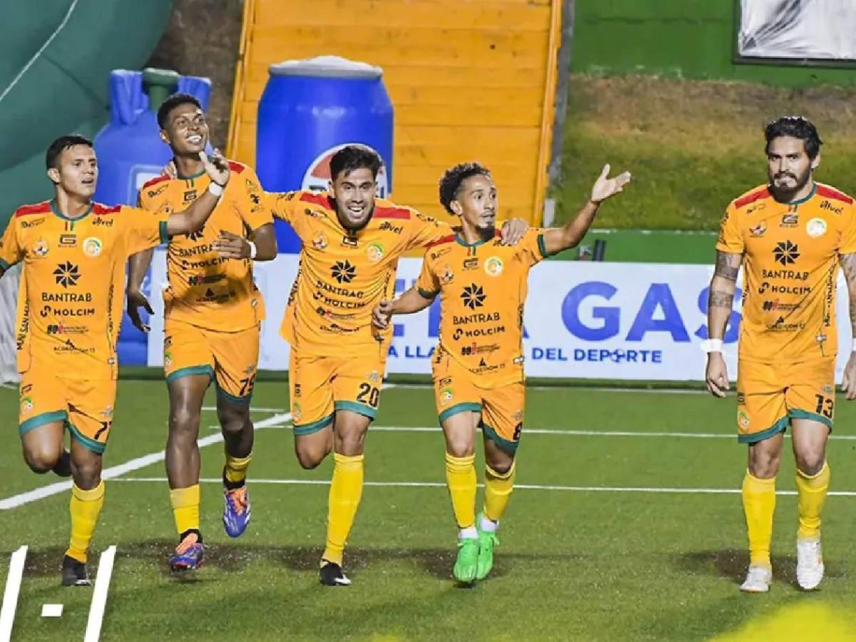 El equipo que descendió y podría ser campeón: eliminó a un histórico de su país