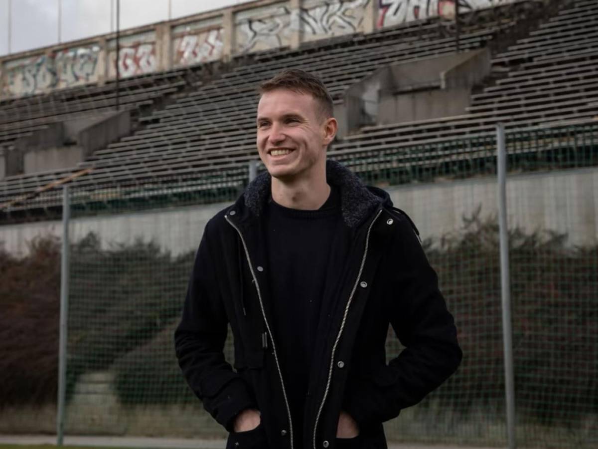 Futbolista que anunció su homosexualidad se retira a los 29 años y revela el motivo