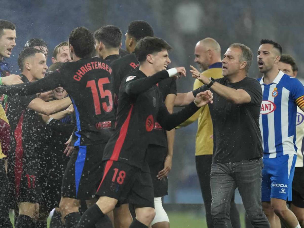 Barcelona campeón festeja, Espanyol encendió aspersores, bronca y la orden de Flick