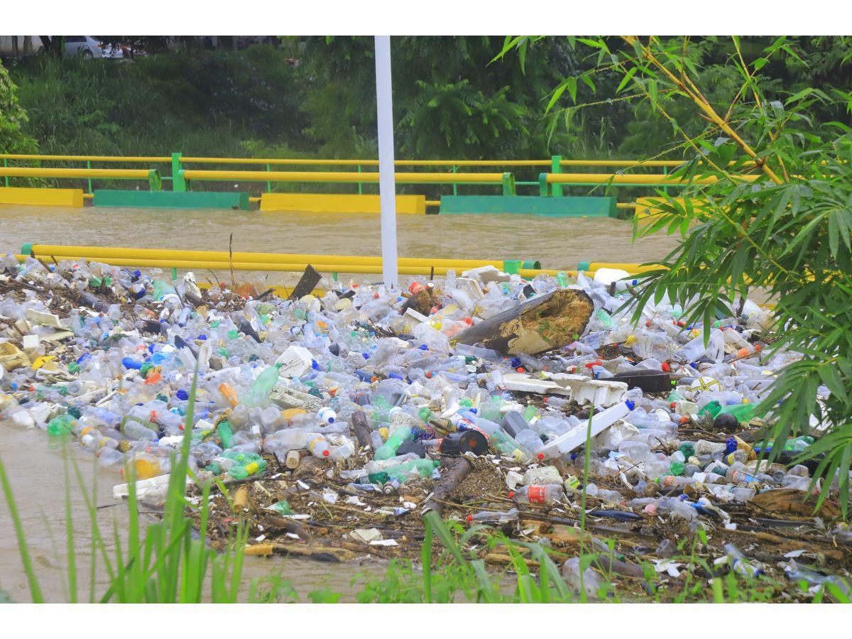 Tormenta Sara destapa mala gestión de 112 millones de kilos de plástico