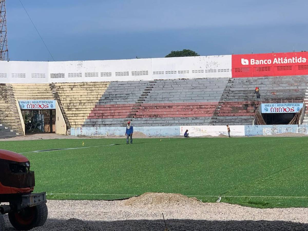 Así van los trabajos del estadio Ceibeño: ya se colocó la carpeta híbrida