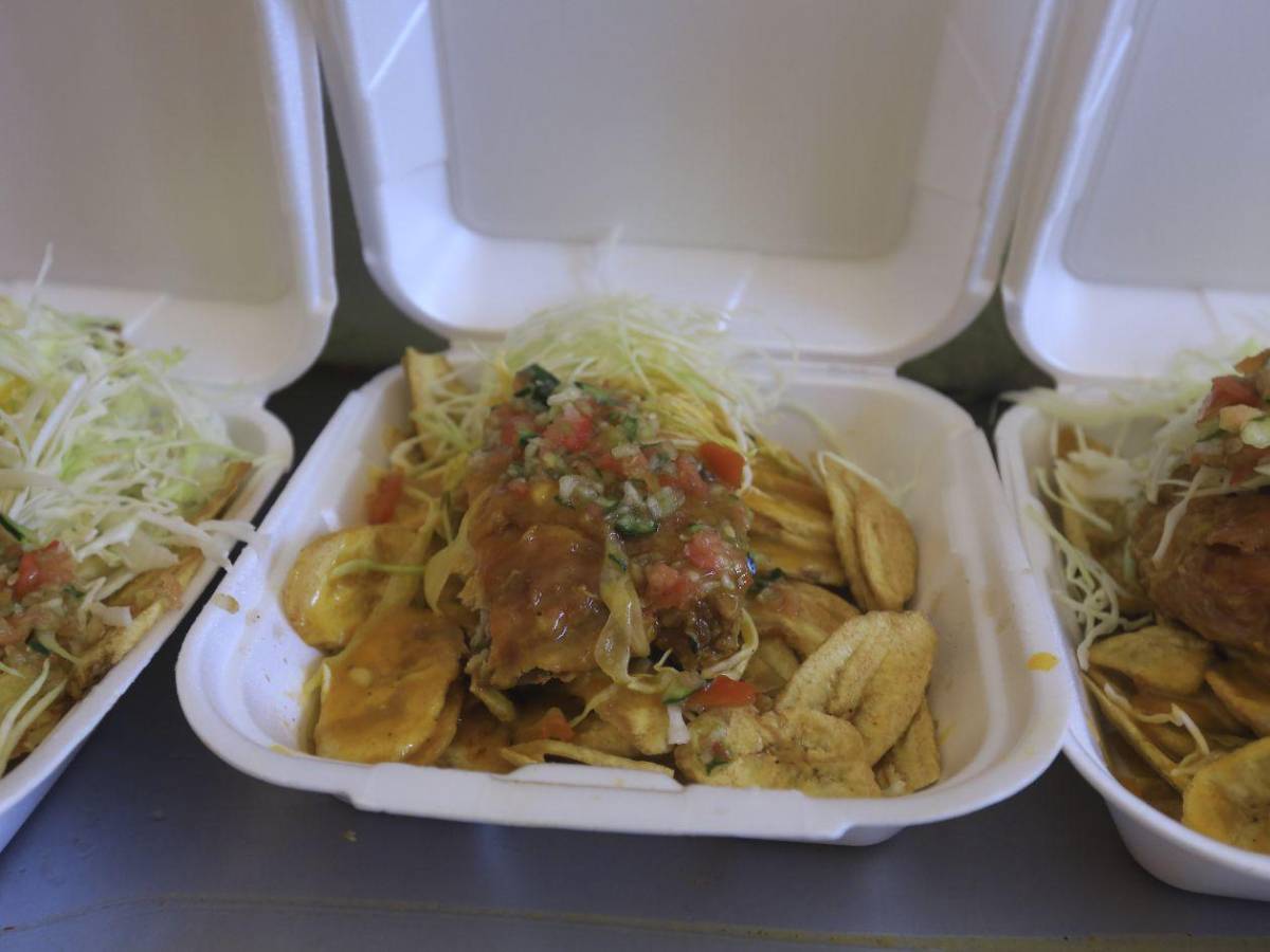 Crujiente y sabroso: así se sirve el pollo con tajadas en San Pedro Sula”