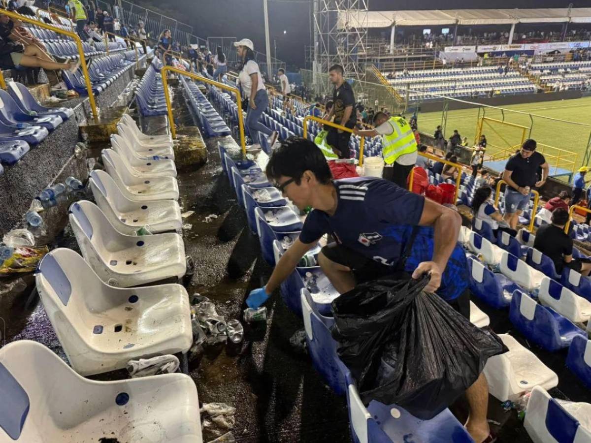 Hinchas japoneses dan lección de cultura tras partido entre Nicaragua y Haití