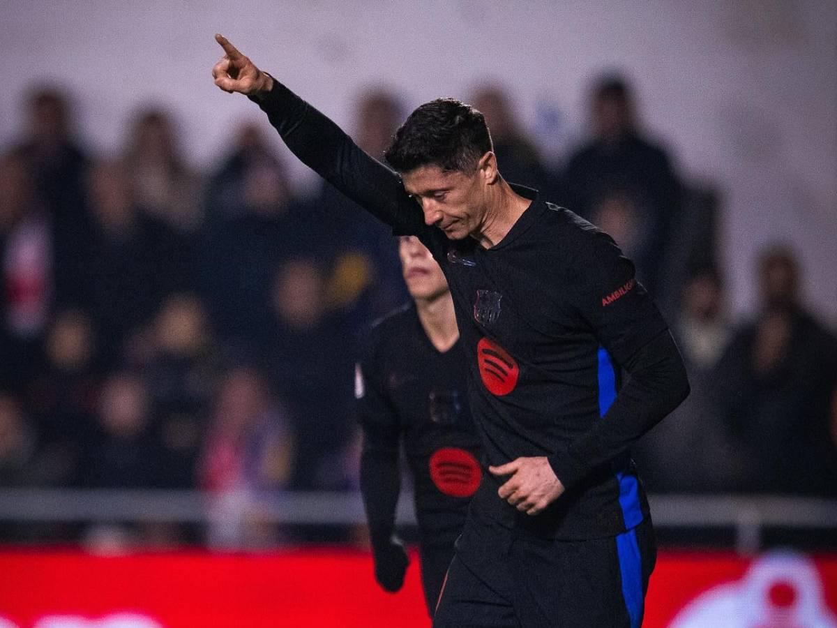 Robert Lewandowski marcó un doblete en el duelo Barbastro vs FC Barcelona.