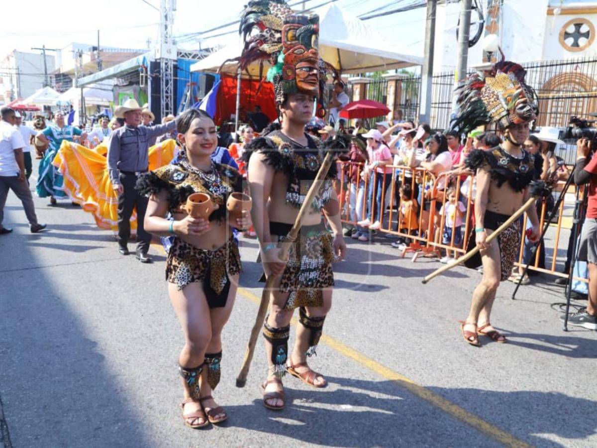 Carrozas, música y baile: así se vive el gran cierre de la Feria Isidra en La Ceiba