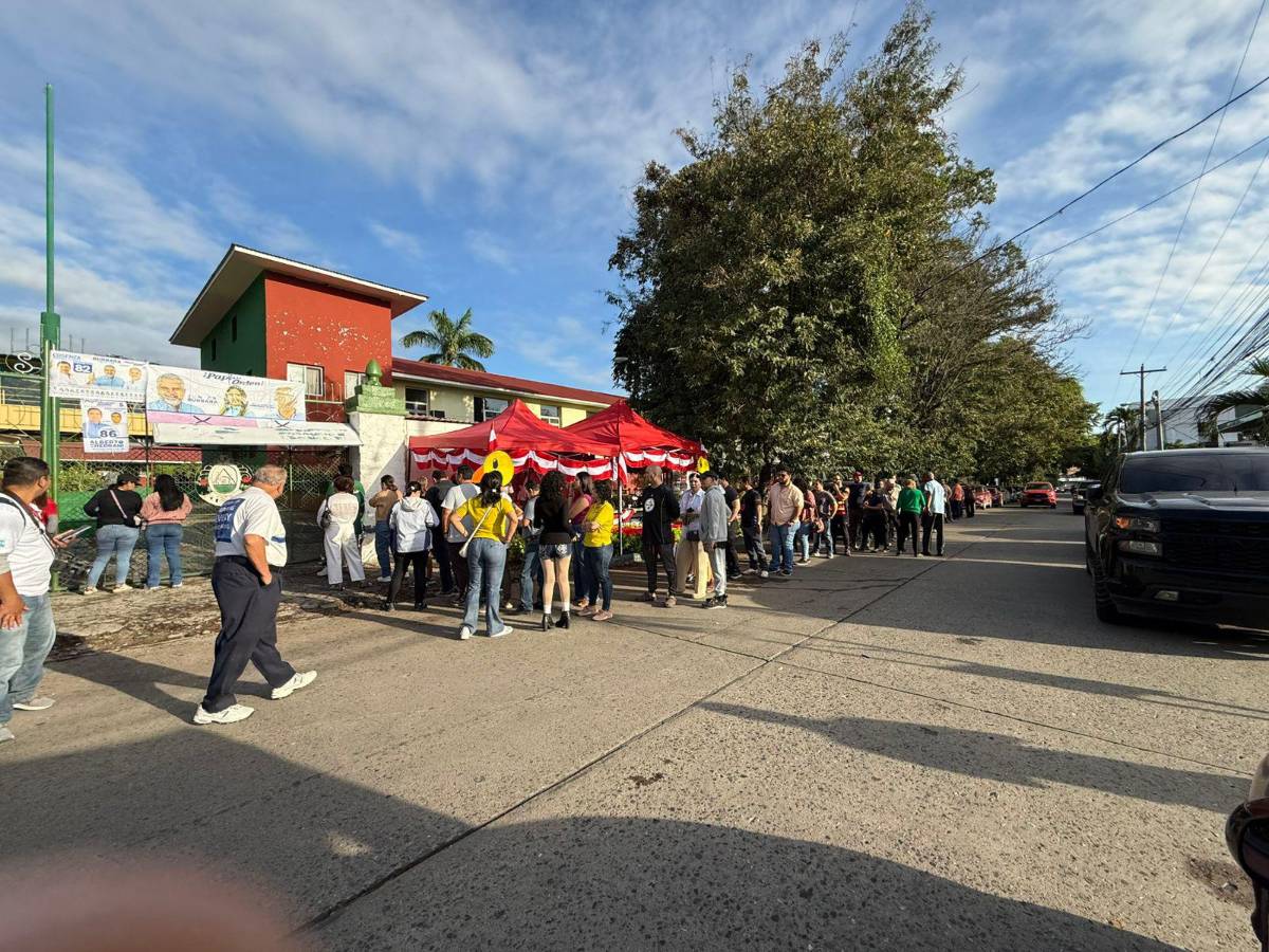 Sampedranos hacen filas desde temprano en los centros de votación de San Pedro Sula