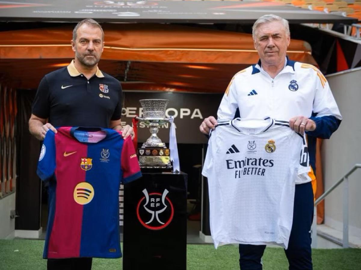 Hansi Flick y Calro Ancelotti posaron juntos antes de la final de la Supercopa de España.