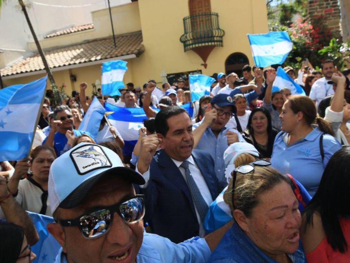 Simpatizantes liberales y nacionalistas se unen en apoyo a las consejeras del CNE