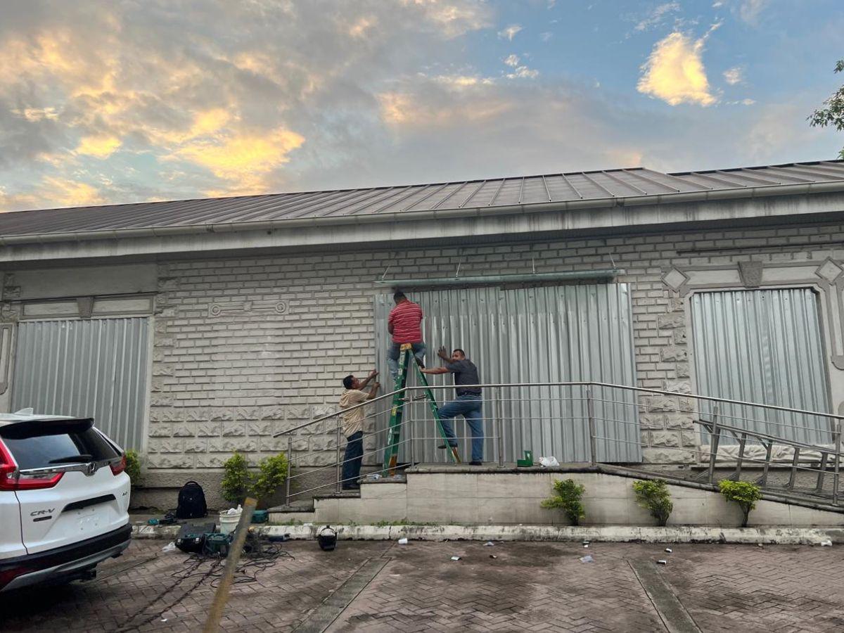 Sampedranos protegen sus negocios con láminas antes de las elecciones generales