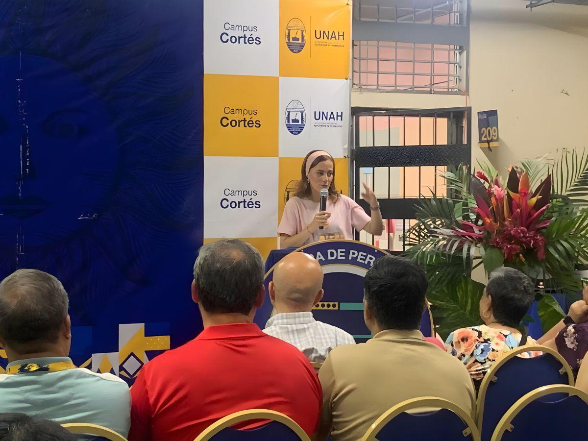 Equipo Periodismo FC presenta uniforme en homenaje al periodista René Gavarrete en Unah-Cortés